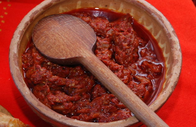 po-receptot-na-baba-kako-da-podgotvite-vkusen-ajvar-vo-stan-02.jpg