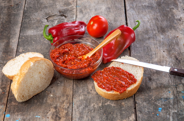 po-receptot-na-baba-kako-da-podgotvite-vkusen-ajvar-vo-stan-03.jpg