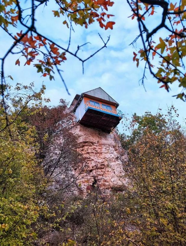 scena-od-bajkite-vo-srbija-kukjichka-izgradena-na-karpa-sokriena-srede-shuma-foto-05.jpg