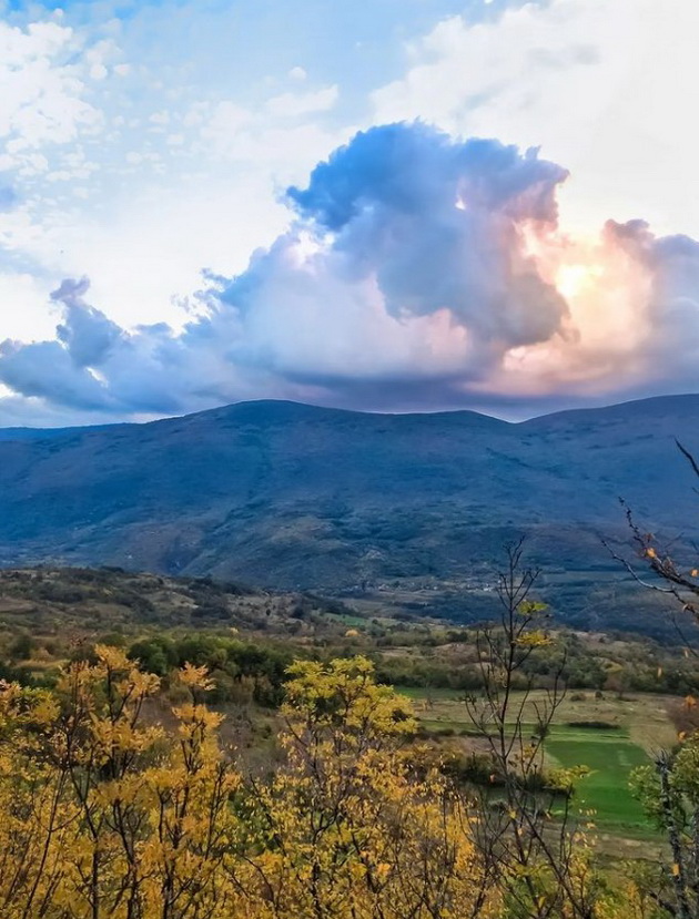 scena-od-bajkite-vo-srbija-kukjichka-izgradena-na-karpa-sokriena-srede-shuma-foto-06.jpg