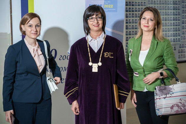 shparkase-banka-im-dodeli-stipendii-na-studenti-od-ekonomskiot-fakultet-prilep-01.jpg