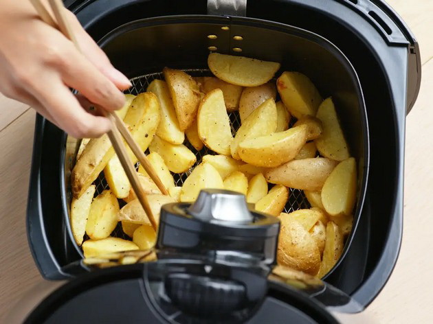 stavate-zachini-na-suva-hrana-i-ushte-9-chesti-greshki-pri-gotvenje-so-air-fryer-08.jpg