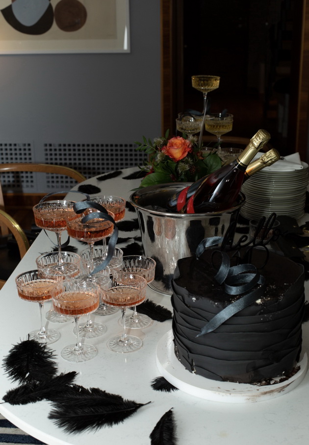 crna-torta-shampanj-dres-kod-raskoshen-tematski-30-ti-rodenden-na-makedonka-vo-hotel-vo-cirih-foto-05.jpg
