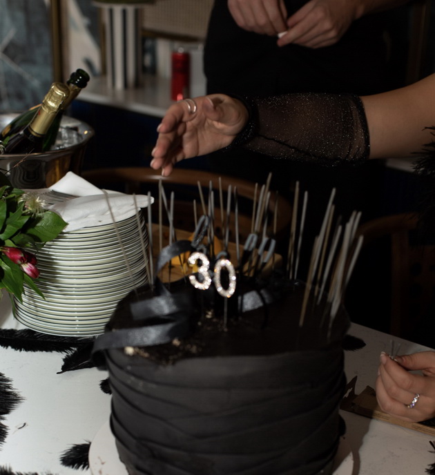 crna-torta-shampanj-dres-kod-raskoshen-tematski-30-ti-rodenden-na-makedonka-vo-hotel-vo-cirih-foto-09.jpg