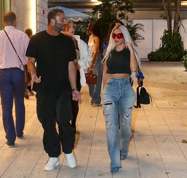 emili-ratajkovski-bez-gradnik-na-swarovski-nastan-po-glasinite-deka-i-go-zemala-dechkoto-na-kim-kardashijan-irina-shajk-so-chudni-chevli-i-bela-maica-foto-05.jpg