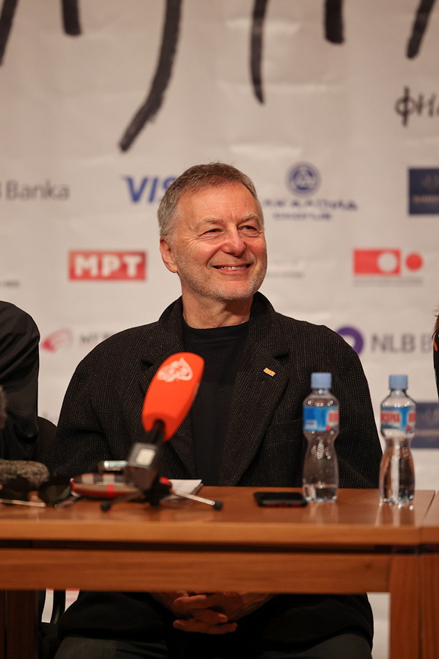 gala-crven-tepih-vo-filharmonija-premiera-na-kajmak-istovremeno-vo-cela-makedonija-02.jpg