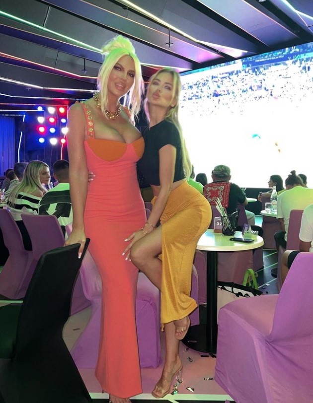 jelena-karleusha-i-milica-pavlovikj-vo-provokativno-izdanie-vo-dubai-navivaat-za-srbija-foto-13.jpg