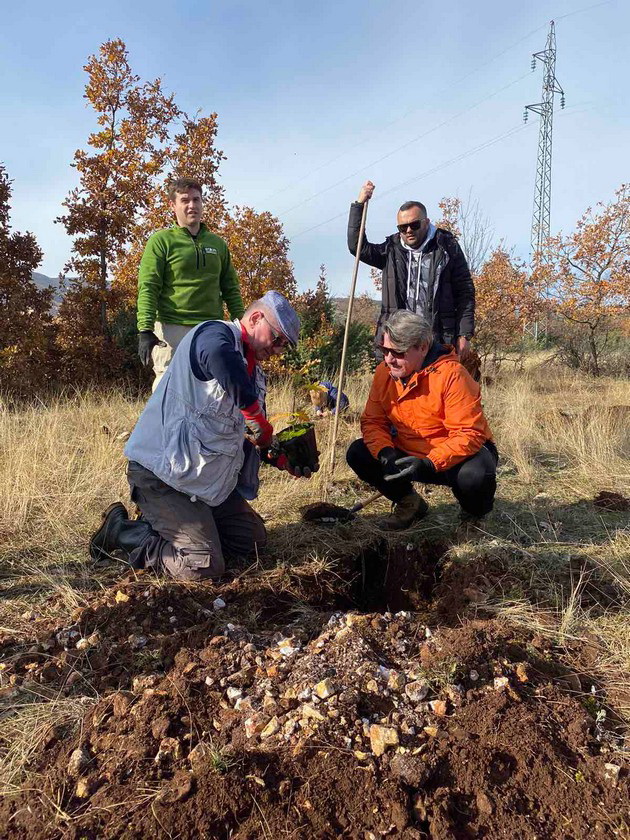 skopskite-badnikari-zasadija-30-mladi-stebla-dab-po-povod-30-godini-postoenje-11.jpg