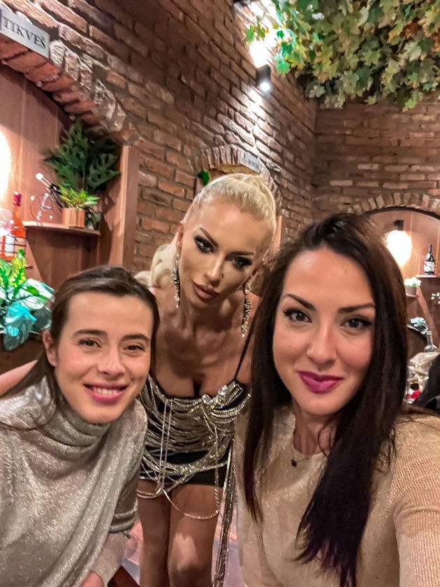 agnesa-organdjieva-go-proslavi-39-iot-rodenden-vo-crno-srebreno-izdanie-so-torta-so-kristali-i-napis-edna-i-edinstvena-foto-12.jpg