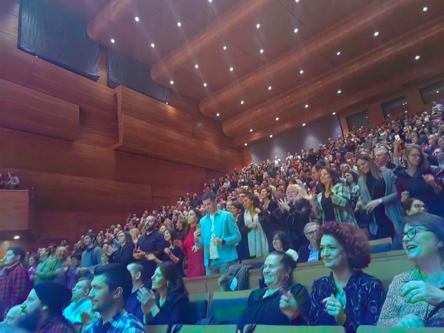bev-na-koncertot-na-barcelona-gipsy-balkan-orchestra-vo-filharmonija-takva-strast-na-scena-nemav-pochuvstvuvano-odamna-02.jpg