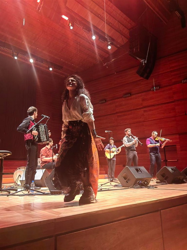bev-na-koncertot-na-barcelona-gipsy-balkan-orchestra-vo-filharmonija-takva-strast-na-scena-nemav-pochuvstvuvano-odamna-06.jpg