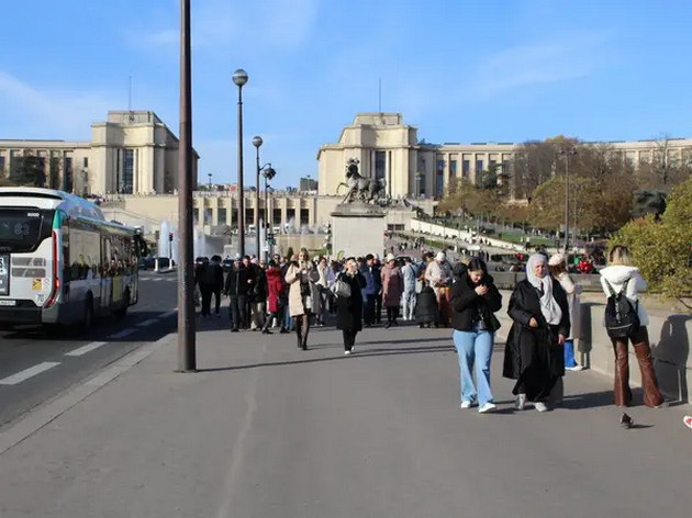 bev-vo-pariz-za-da-ja-vidam-ajfelovata-kula-i-se-razocharav-ne-vidov-nishto-od-metalnite-ogradi-i-turistite-16.jpg