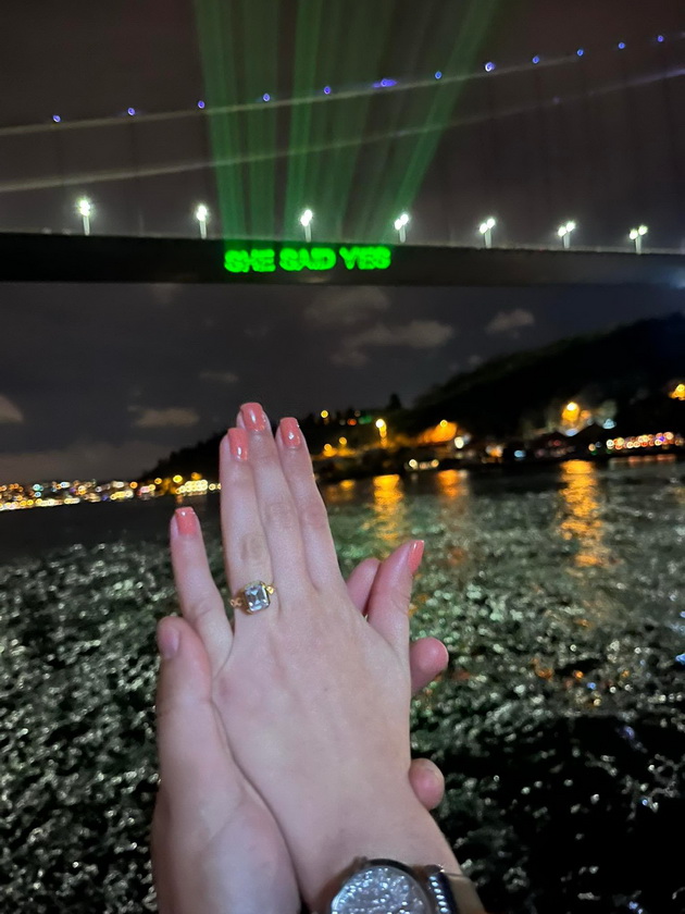 dechko-od-veles-ja-zaprosi-sakanata-so-svetlechki-napis-na-most-vo-istanbul-foto-06.jpg