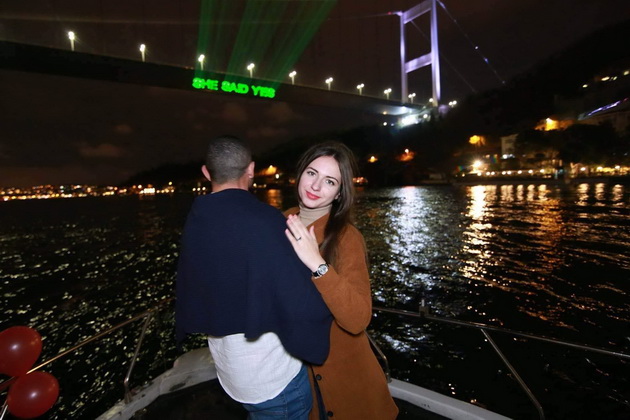 dechko-od-veles-ja-zaprosi-sakanata-so-svetlechki-napis-na-most-vo-istanbul-foto-09.jpg