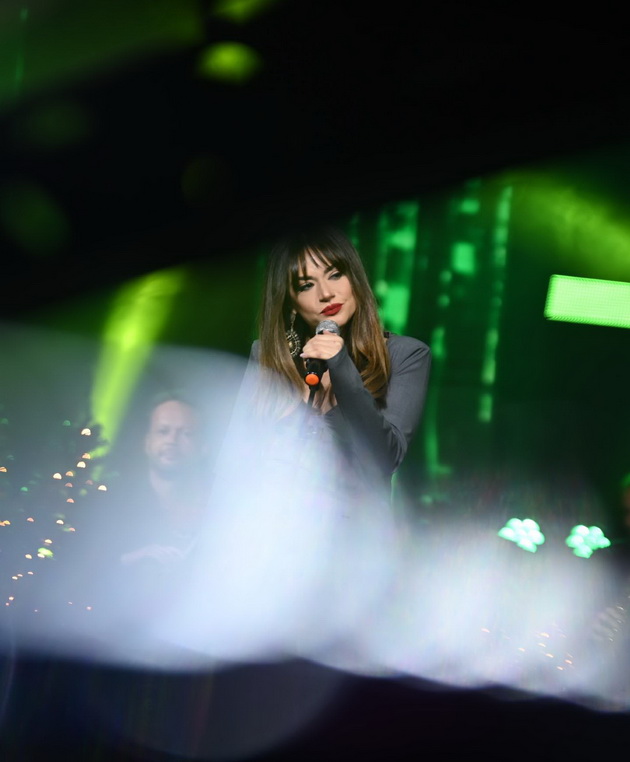 karolina-gocheva-vo-2-autfiti-za-novogodishna-programa-so-elena-risteska-se-poseksi-od-koga-bilo-02.jpg
