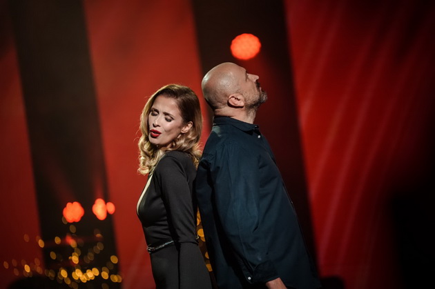 karolina-gocheva-vo-dve-sovrsheni-praznichni-izdanija-za-novogodishna-programa-so-elena-risteska-se-poseksi-od-koga-bilo-05.jpg