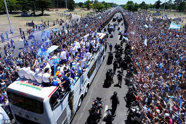 navivachi-od-mostovi-skokaa-vo-avtobusot-so-igrachite-sudiri-so-policijata-proslavata-vo-argentina-prekinata-zaradi-incidenti-video-03.jpg