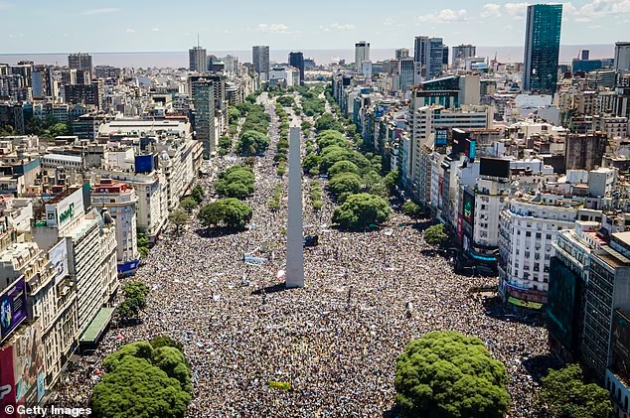 navivachi-od-mostovi-skokaa-vo-avtobusot-so-igrachite-sudiri-so-policijata-proslavata-vo-argentina-prekinata-zaradi-incidenti-video-05.jpg