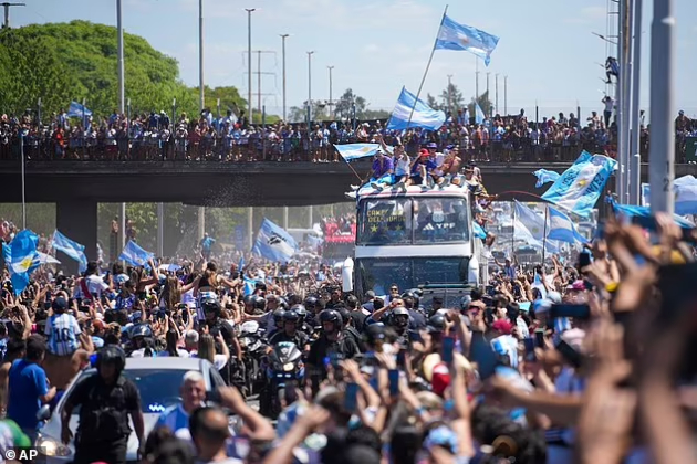 navivachi-od-mostovi-skokaa-vo-avtobusot-so-igrachite-sudiri-so-policijata-proslavata-vo-argentina-prekinata-zaradi-incidenti-video-08.jpg