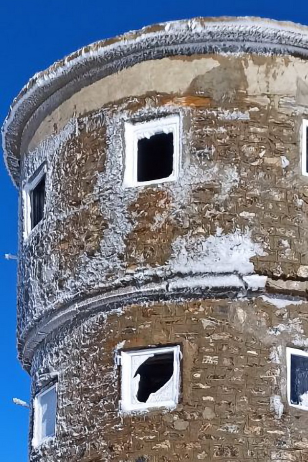 razocharuvachka-scena-vo-makedonija-iskrsheni-stakla-i-otkornat-prozorec-na-kulata-na-titov-vrv-foto-13.jpg