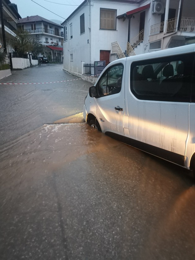 silno-nevreme-vo-solun-i-golem-del-od-grcija-poplaveni-ulici-iskornati-drvja-i-zatvoreni-uchilishta-foto-05.jpg