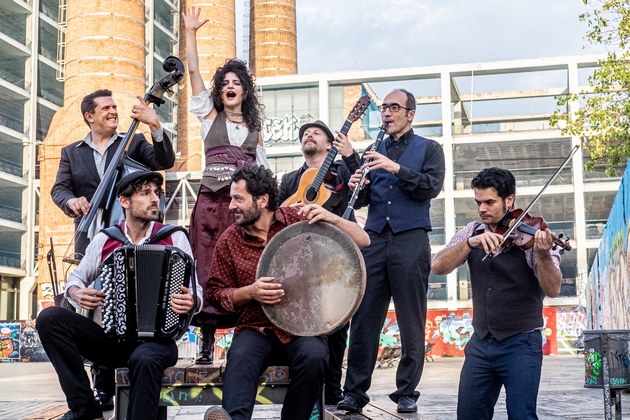 sitno-do-koncertot-na-barcelona-gipsy-balkan-orchestra-bgko-formacijata-po-koja-polude-svetot-01.jpg