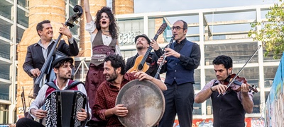 sitno-do-koncertot-na-barcelona-gipsy-balkan-orchestra-bgko-formacijata-po-koja-polude-svetot-povekje.jpg