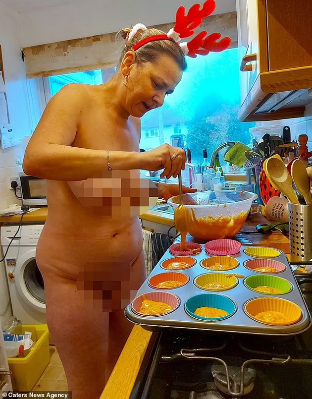 so-soprugot-sme-nudisti-go-proslavivme-bozhikj-goli-dodeka-nashite-gosti-nosea-obleka-foto-05.jpg