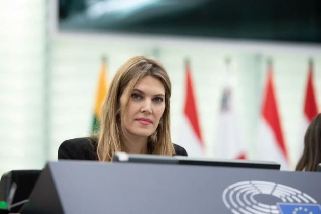 vazhi-za-najseksi-politicharka-uapsena-za-potkup-zaedno-so-8-godini-pomladiot-partner-shto-znaeme-za-eva-kaili-potpretsedatelkata-na-ep-04.jpg