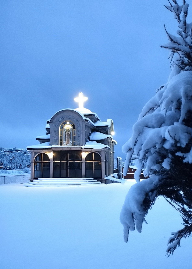 bajkovita-scena-popova-shapka-se-razbudi-obviena-vo-snezhna-prekrivka-foto-07.jpg