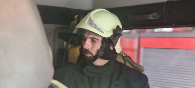 darko-angelovski-pozharnikar-i-odbojkar-opremata-ni-tezhi-20kg-vo-sluchaj-na-pozhar-stavete-vlazhna-krpa-na-liceto-11.jpg
