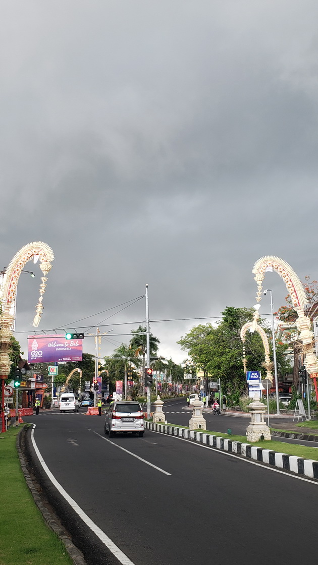 nikola-atanasov-jas-sum-frilenser-so-drugari-se-preseliv-na-bali-rabotam-od-plazha-na-zajdisonce-08.jpg