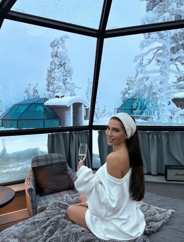 srpska-influenserka-ja-dolovuva-sovrshenata-atmosfera-vo-laponija-pozira-duri-i-so-bikini-na-sneg-04.jpg