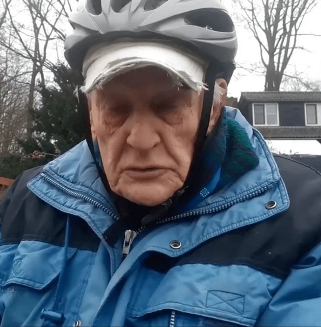 90-godishen-starec-sekoj-den-vozi-17-kilometri-so-velosiped-za-da-ja-vidi-bolnata-sopruga-samo-sakam-da-go-slushnam-glasot-05.jpg