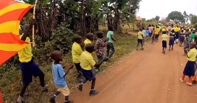 filip-od-veles-pomaga-na-dechinja-vo-afrika-dochekan-so-makedonsko-zname-spie-vo-shator-srede-djungla-foto-13.jpg