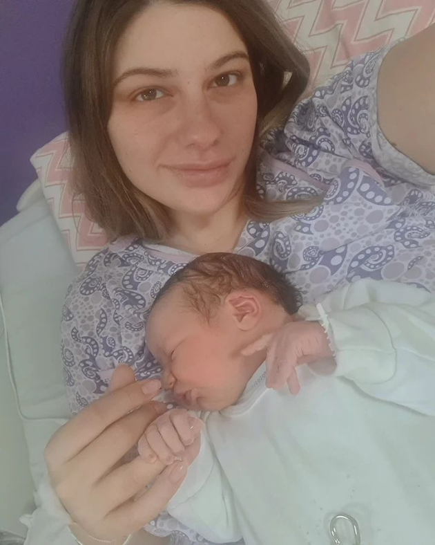 prvi-fotografii-od-bolnica-borko-ristovski-ja-drzhi-novorodenata-kjerkichka-vo-race-02.jpg