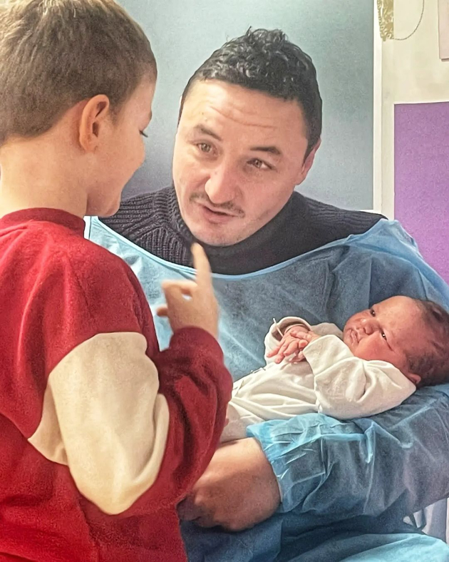 prvi-fotografii-od-bolnica-borko-ristovski-ja-drzhi-novorodenata-kjerkichka-vo-race-05.jpg