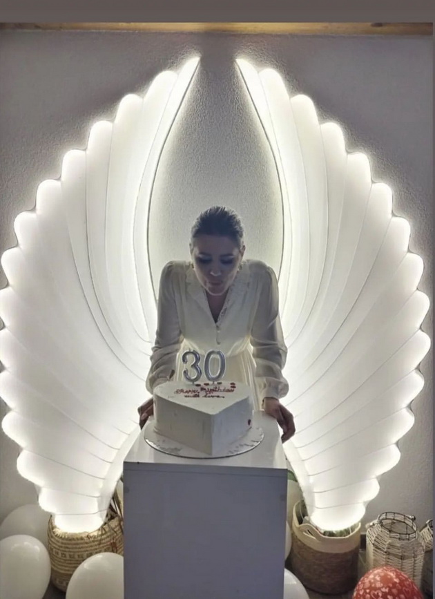 aleksandra-shijakoska-vo-belo-go-proslavi-rodenden-edna-godina-otkako-se-operirashe-od-tumor-na-glavata-02.jpg