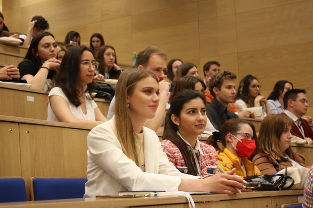 elena-gjorgovska-student-po-medicina-i-model-uchev-po-12-14-chasovi-na-den-za-da-mozham-da-odam-na-modni-angazhmani-07.jpeg