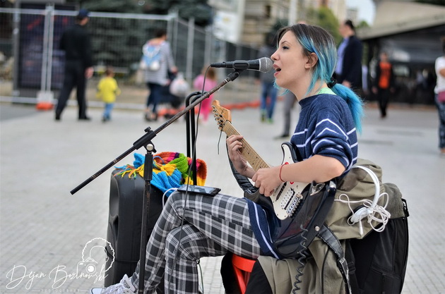 jana-gigova-ulichen-muzichar-ne-sakam-lugjeto-da-me-sozhaluvaat-koga-peam-na-ploshtad-ama-sram-me-fakja-koga-kje-ostavat-pogolem-bakshish-14.jpg