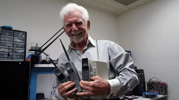 morbidno-tvrdenje-na-martin-kuper-chovekot-koj-go-izmisli-mobilniot-telefon-eden-den-telefonite-kje-ni-se-vgradeni-pod-kozhata-a-teloto-kje--10.jpg