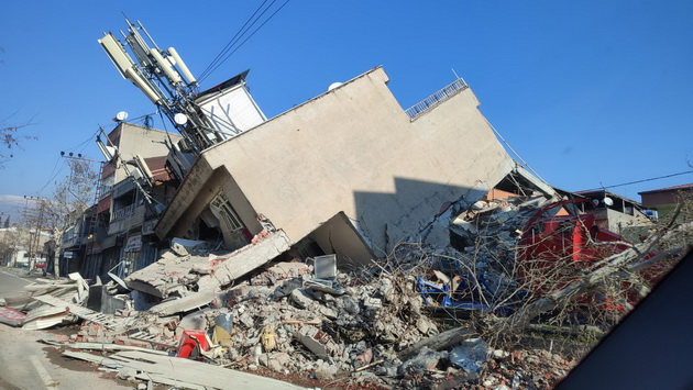 nadir-od-tetovo-uchestvuval-vo-spasuvachkite-akcii-vo-turcija-spasivme-11-godishno-devojche-7-dena-po-zemjotresot-tloto-ne-prestanuvashe-da-se-trese-07.jpg