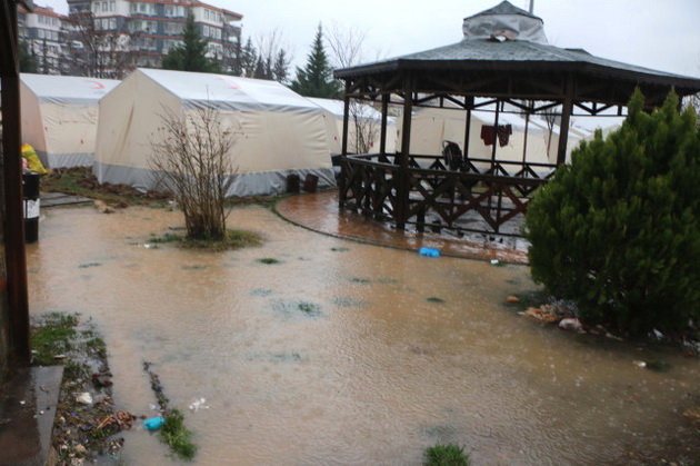 vodenata-stihija-nosi-avtomobili-razrushen-cel-avtopat-poplavi-vo-turskite-oblasti-shto-bea-pogodeni-od-zemjotresi-foto-video-05.jpg