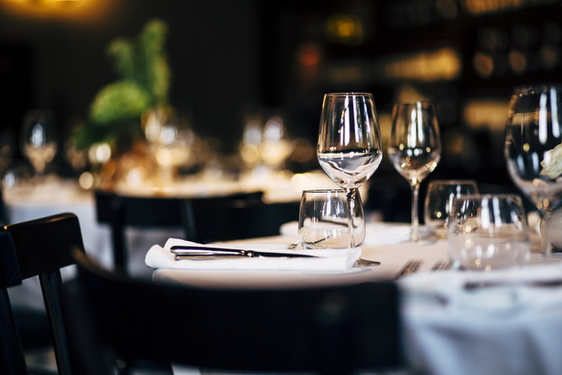 12-najiritantni-raboti-koi-gi-pravat-gostite-vo-restoranite-i-nikako-ne-smeete-da-si-gi-dozvolite-04.jpg