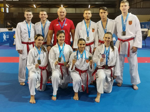 boshko-zaborski-od-makpetrol-e-najtrofeen-karate-trener-vo-makedonija-03.jpg