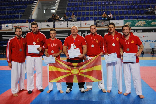 boshko-zaborski-od-makpetrol-e-najtrofeen-karate-trener-vo-makedonija-06.jpg