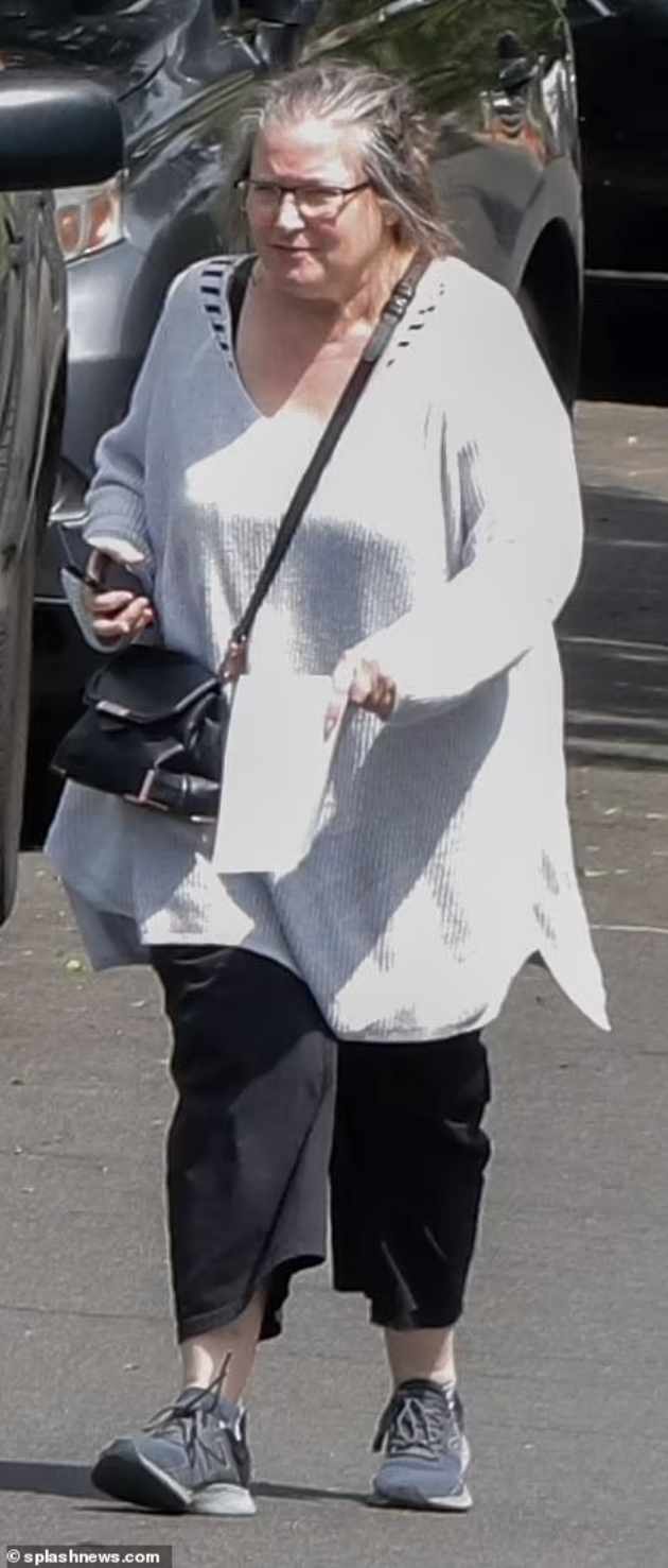 nekogash-beshe-holivudska-diva-a-denes-se-sheta-so-mrsna-seda-kosa-i-vishok-kilogrami-retko-pojavuvanje-na-bridjit-fonda-vo-javnost-foto-10.jpg