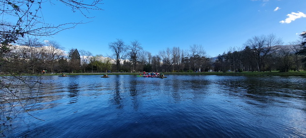 pozitiva-na-denot-deca-shto-vozea-kajak-i-gumeni-chamci-vo-gradski-park-izmamija-nasmevka-kaj-posetitelite-02.jpg