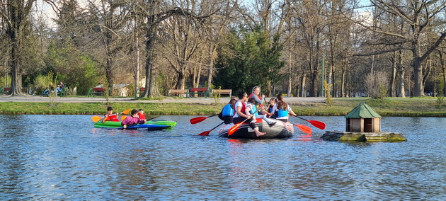 pozitiva-na-denot-deca-shto-vozea-kajak-i-gumeni-chamci-vo-gradski-park-izmamija-nasmevka-kaj-posetitelite-03.jpg