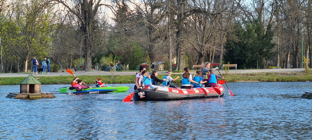 pozitiva-na-denot-deca-shto-vozea-kajak-i-gumeni-chamci-vo-gradski-park-izmamija-nasmevka-kaj-posetitelite-06.jpg